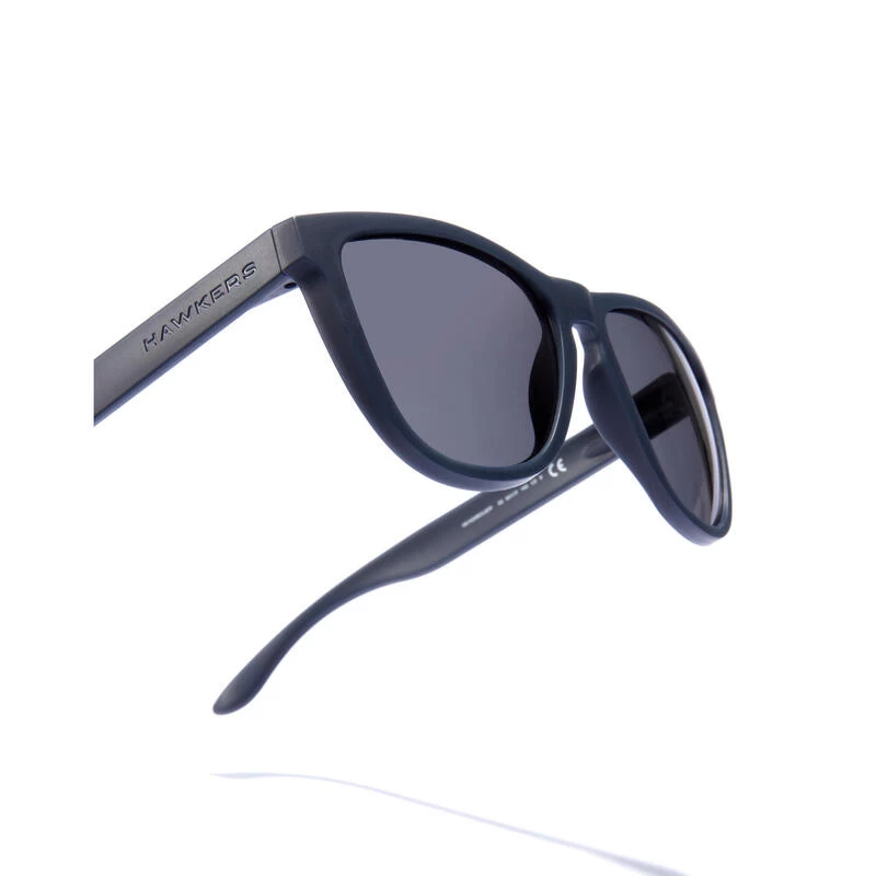 HAWKERS Lunettes De Soleil Pour Homme Et Femme POLARIZED NAVY DARK - ONE Raw 6 HAWKERS Lunettes De Soleil Pour Homme Et Femme POLARIZED NAVY DARK - ONE Raw – Image 4