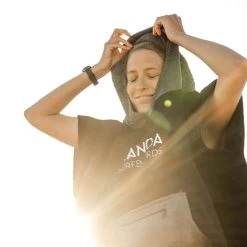 Poncho Noir Avec Poche Kangourou Zippée -Équipement De Surf poncho noir avec poche kangourou zippee 1