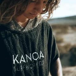 Poncho Noir Avec Poche Kangourou Zippée -Équipement De Surf poncho noir avec poche kangourou zippee 4